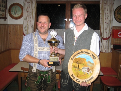 Foto Florian Conrad, Gewinner des Anfangsschießen und des Zimmermann-Pokal mit Hans Steinbrecher