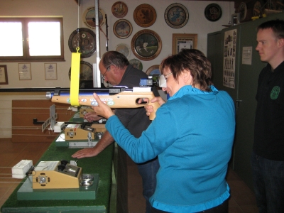 Foto Maria Putz beim Luftgewehrschießen