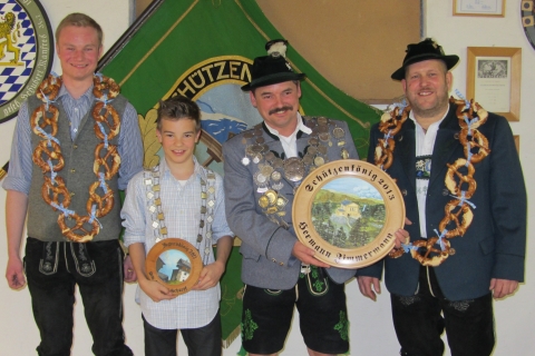 Foto mit den neuen Schützenkönigen: Conrad Florian: Vize-Jugendkönig, Scharpf Michael: Jugendkönig, Zimmermann Hermann: Schützenkönig, Steinbrecher Hans: Vize-Schützenkönig