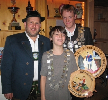 Foto Schützenmeister Hans Steinbrecher mit Jugendkönig Richard Loher und Schützenkönig Christian Döscher