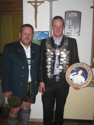 Foto Schützenmeister Hans Steinbrecher mit Schützenkönig Christian Döscher