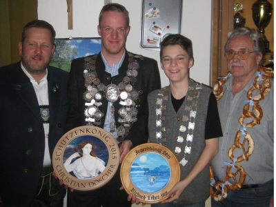 Foto Schützenmeister Hans Steinbrecher, Schützenkönig Christian Döscher, Jugendkönig Richard Loher, Vize-Schützenkönig Gustl Eigner