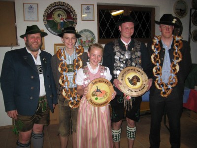 Foto Schützenmeister Hans Steinbrecher, Vize-Jugendkönig Richard Loher, Jugendkönigin Carolin Stadler, Schützenkönig Florian Conrad, Vize-Schützenkönig Christian Döscher