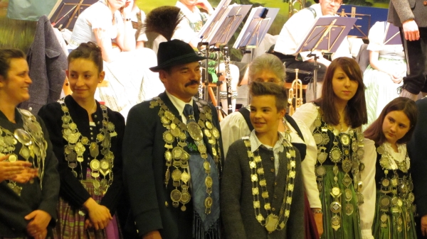 Foto Jugendschützenkönig Scharpf Michael und Schützenkönig Zimmermann Hermann in der Reihe der Schützenkönige des Gau Werdenfels