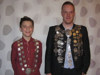 Foto auf dem Gauschützenball Jugendkönig Richard Loher und Schützenkönig Christian Döscher vor dem Einzug der Könige