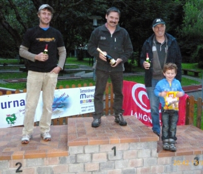 Foto der Sieger im Minigolfen: erster Hermann Zimmermann, zweiter, Straßer Hubert, dritter Huber Hans sen.