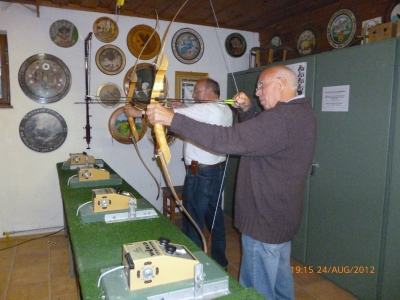 Foto von zwei Bogenschützen: Rolf Döscher und Hans Huber