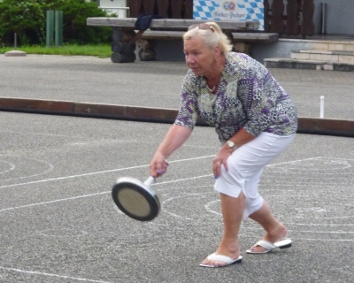 Foto von Rosmarie Hödl beim Lattlschießen