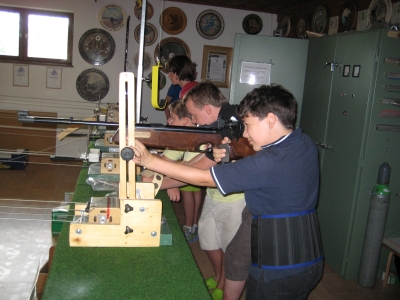 Foto von einem Jungen der das Luftgewehrschießen ausprobiert