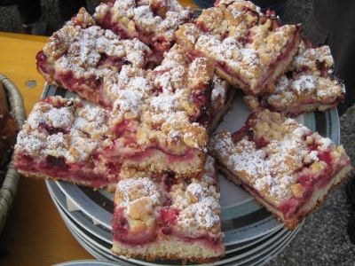 Foto von einem Jungen der das Luftgewehrschießen ausprobiert