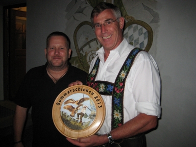Foto mit Hans Steinbrecher und dem Gewinner der Sommerscheibe Wolfgang Buchholz