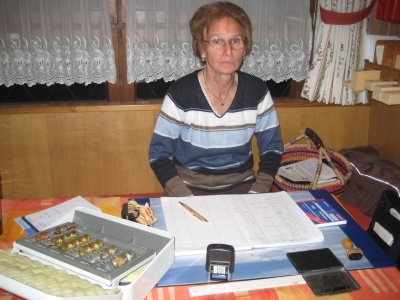 Foto der Schatzmeisterin mit Ihrem Schatz