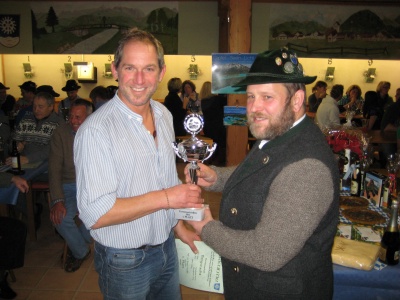 Foto von Hans Steinbrecher und ... bei der Übergabe der Urkunde und Pokal für die Bergwacht Oberau