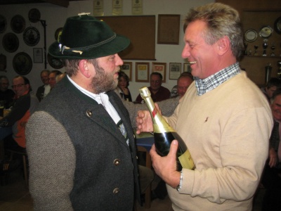 Foto von Hans Steinbrecher und Helmut Fischer bei der Übergabe 