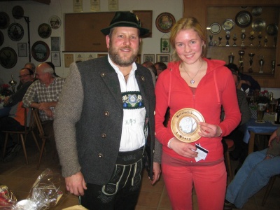Foto von Hans Steinbrecher mit Lea Kölsch bei der Übergabe des Ersten Platzes des Festpreises