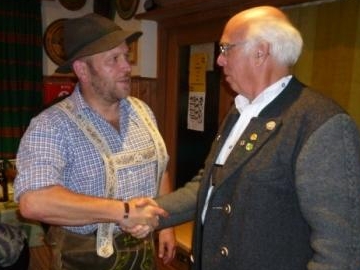 Foto von Hans Huber sen. und Hans Steinbrecher bei der Amtsübergabe des Vorstandpostens