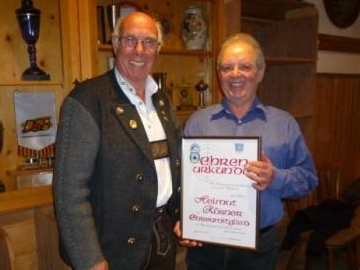 Foto von Helmut Rösner sen. als er zum Ehrenmitglied ernannt wird