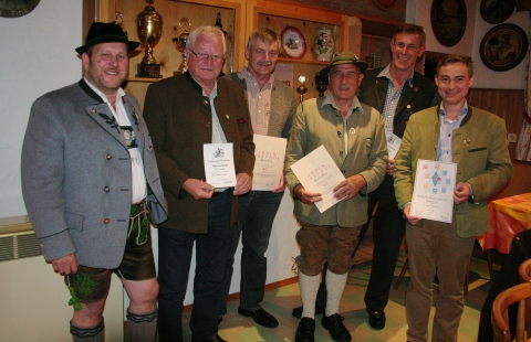 Foto mit allen die eine Ehrung bei der Jahresversammlung erhalten haben: Schützenmeister Steinbrecher Hans, Öller Ludwig, Trieb Walter, Wörner Güther, Buchholz Wolfgang, Dietzsch Richard