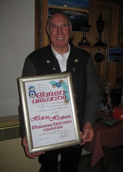 Foto Hans Huber sen. mit seiner Urkunde zur Ernennung zum Ehrenschützenmeister